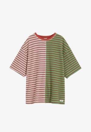 Röstripeeritud üllatus T-särk punaste ja roheliste vertikaalsete triipudega. Pehme tekstuuriga kangas, ümar kaelus ja lühikesed varrukad. Omab sildit hemil.