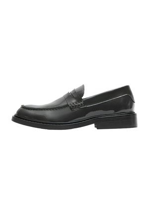 Svarta lackläder loafers med en vävd detalj på framsidan, rund tå och en låg, solid svart klack.