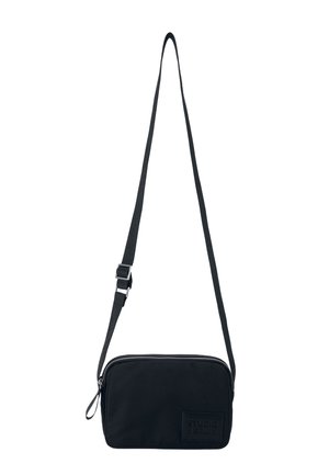 Schwarze rechteckige Umhängetasche mit verstellbarem Riemen, Reißverschluss und dezent geprägt Logo in der unteren rechten Ecke.