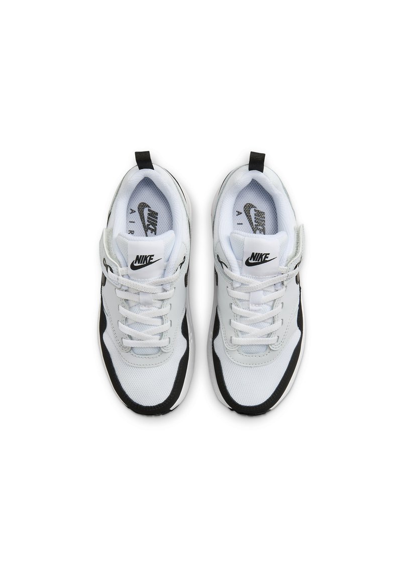 Witte en zwarte Nike sneakers met een bovenwerk van gaas, vetersluiting, gevoerde kraag en een lus aan de hiel. Zwart logo op de tong.