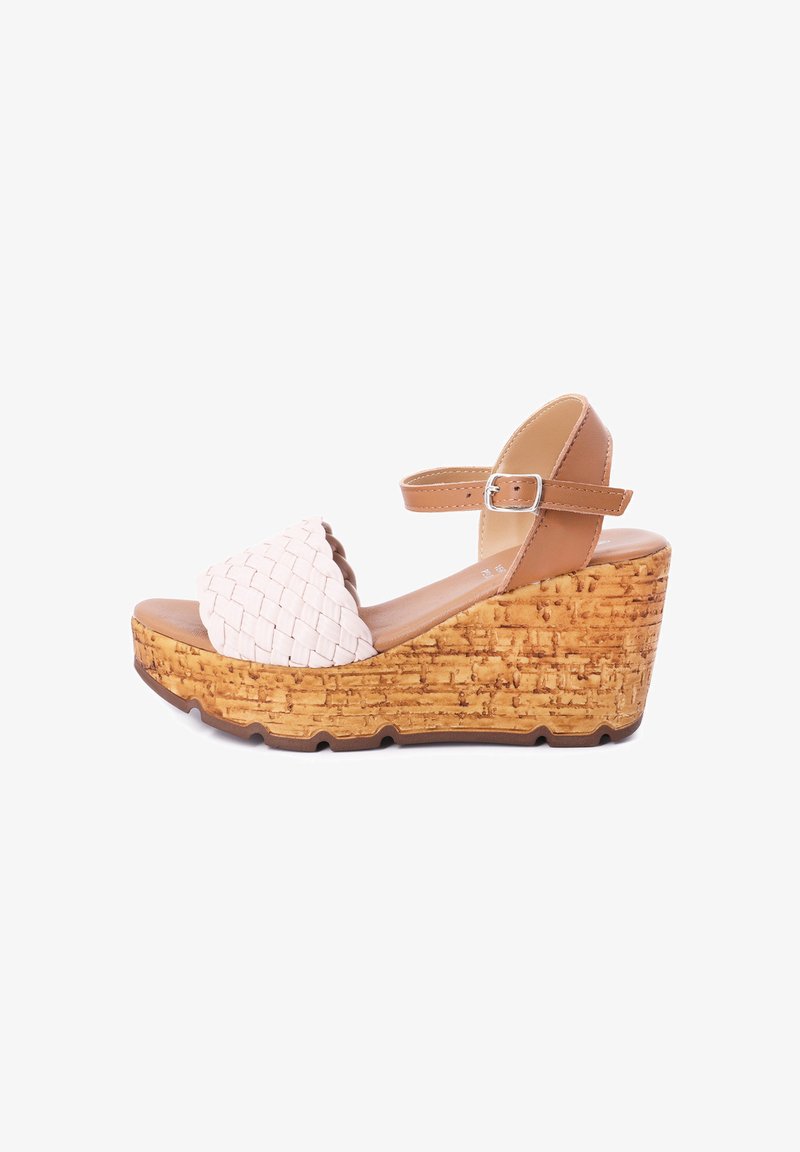 Sandalo con zeppa con tomaia intrecciata di un rosa chiaro, cinturino alla caviglia regolabile marrone e piattaforma testurizzata simile al sughero. Schema di colori chiari e neutri.