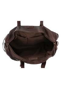 Bruine leren tas met ritssluiting, grote opening, meerdere binnenzakken en een gladde textuur. Voorzien van dubbele stoffen handvatten om te dragen.