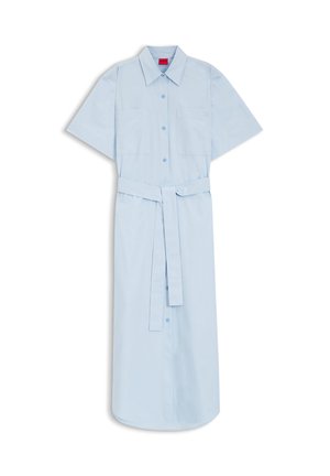 Vestido camisa de manga corta azul claro con cuello, botones frontales, dos bolsillos en el pecho y un cinturón a juego atado a la cintura.