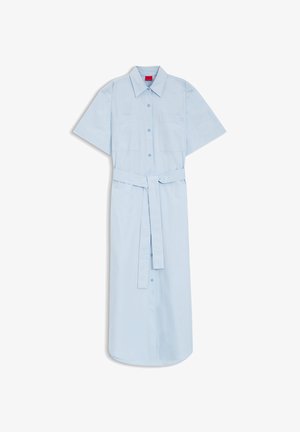 Vestito camicia azzurro chiaro a maniche corte con colletto, bottoni frontali, due tasche sul petto e cintura abbinata annodata in vita.