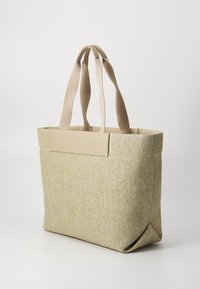 Beige geflochtener Tote-Bag mit strukturierter Oberfläche, ausgestattet mit breiten Stoffgriffen und einem einheitlichen beigen Akzent auf der Vorderseite.