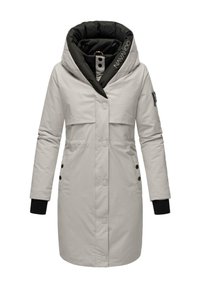 Lichtgrijze gevoerde parka-jas met een grote zwarte capuchon, voorzakken en zwarte cuffs. Voorzien van een ritsluiting en textuuraccenten in de stof.