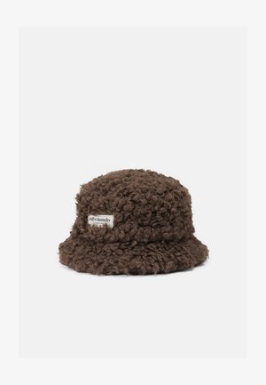 Brauner Bucket Hat aus strukturiertem, lockigem Stoff, mit einem genähten Etikett auf der Vorderseite. Runde Krone und breiter, schlaffer Rand.