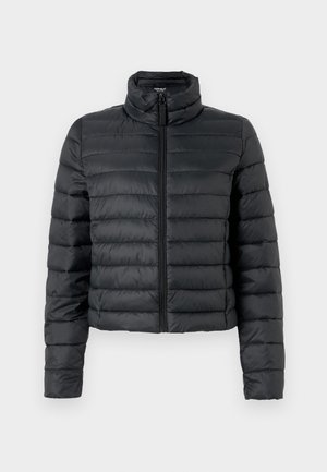Chaqueta de abrigo negra con un cuello alto, cremallera frontal y diseño acolchado. Presenta una longitud corta y una textura de tela sintética suave.