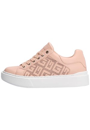 Sneaker in pelle rosa con motivo geometrico perforato, suola in gomma bianca e punta rotonda. Presenta lacci piatti e cuciture a contrasto.