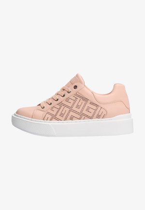 Sneaker in pelle rosa con motivo geometrico perforato, suola in gomma bianca e punta rotonda. Presenta lacci piatti e cuciture a contrasto.