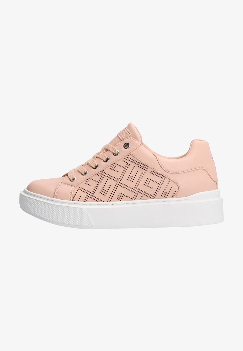 Sneaker in pelle rosa con motivo geometrico perforato, suola in gomma bianca e punta rotonda. Presenta lacci piatti e cuciture a contrasto.