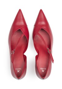 Scarpe con tacchi alti in pelle rossa, punta appuntita, design traforato e cinturino alla caviglia con fibbia metallica. Texture liscia su tutta la superficie.