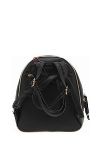 Sac à dos en simili cuir noir avec des accents dorés, en forme arrondie, avec des bretelles réglables et une poignée supérieure. Il dispose d'une fermeture éclair et d'une surface texturée.