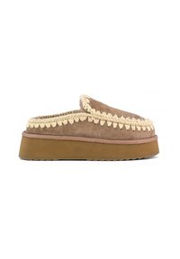Pantofole in suede marrone con un bordo intrecciato beige, suola a piattaforma rialzata e punta arrotondata. Presenta una suola testurizzata per garantire aderenza.
