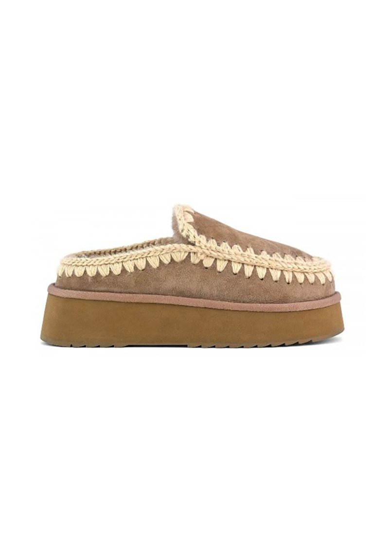 Pantofole in suede marrone con un bordo intrecciato beige, suola a piattaforma rialzata e punta arrotondata. Presenta una suola testurizzata per garantire aderenza.