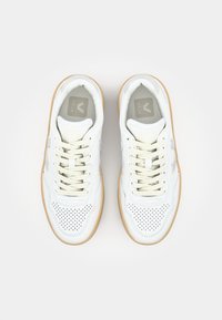 Witte leren sneakers met geperforeerde details, lichtbeige veters en een rubberen gumzool. Merken op de tong en zijpaneel.