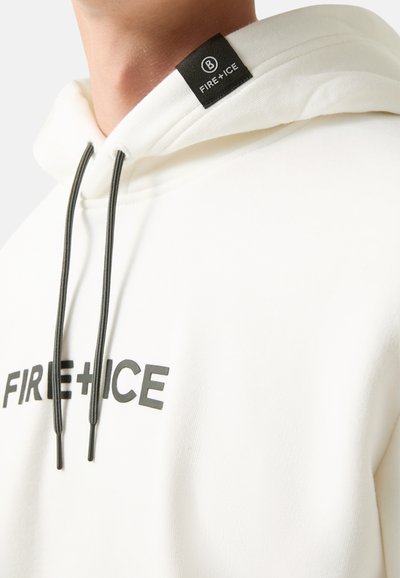 Biała bluza z kapturem z czarnymi sznurkami i napisem "FIRE + ICE" nadrukowanym na klatce piersiowej oraz na czarnej metce na kapturze.