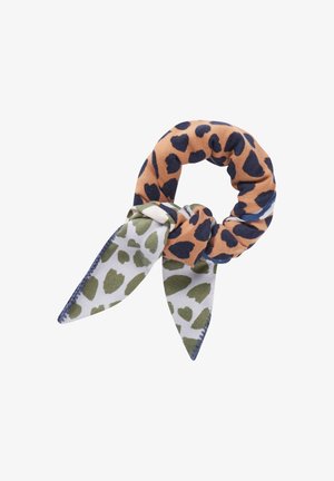 Chouchou à imprimé léopard orange et marine, avec des liens à motifs verts et blancs. Fabriqué en tissu doux avec une finition texturée.