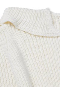 Suéter blanco de punto con textura acanalada y cuello doblado. El material parece suave y cálido, con un color crema claro y uniforme.