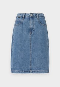 Gonna di jeans azzurri con taglio dritto, dotata di cinque tasche, passanti per cintura e chiusura con bottone frontale, con dettagli di cucitura visibili.