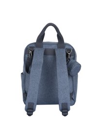 Blå tygryggsäck med vadderade axelremmar, dubbla handtag på toppen, en sidoficka och en dragkedjeförsedd huvudfack, med en matt yta.