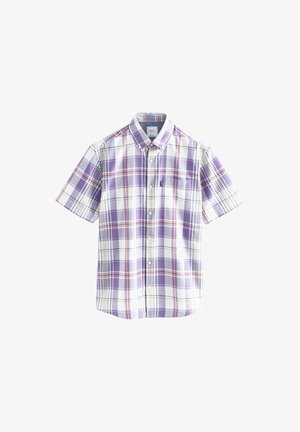 Rövid ujjú, gombos ing lila, fehér, piros és sárga kockás mintával és egy mellzsebbel, fehér háttéren.