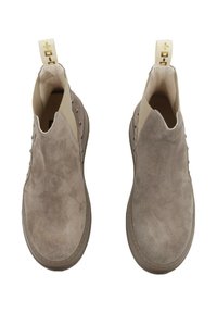 Stivaletti in suede color taupe con design senza cuciture, interno beige, dettagli decorativi in argento e una linguetta con logo.