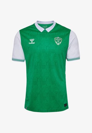 Grünes Fußballtrikot mit strukturiertem Muster, weißen Schultern und Kragen. Mit dem Teamlogo auf der Brust und kontrastierenden Verzierungen.