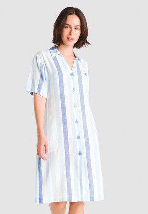 Vestido ligero a rayas con líneas verticales en azul y blanco, con botones al frente, mangas cortas y bolsillos laterales. Fabricado con tejido transpirable.