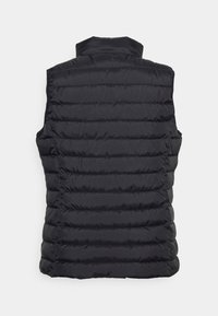 Gilet noir rembourré avec un design matelassé vertical, col montant et sans manches. Texture de tissu lisse et brillant avec une couleur unie à travers tout le vêtement.