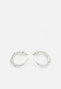 Silvriga hoopsörhängen med en böjd design och texturerad yta, prydda med små dekorativa stenar längs ena sidan.