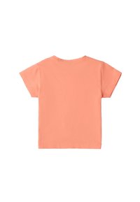 Camiseta de manga corta en algodón color coral, con un escote redondo y un corte relajado, con textura suave y sin patrones visibles.