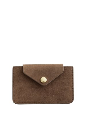 Brązowy zamszowy portfel z klapką zapinany na złoty zatrzask. Projekt ma kształt prostokątny, gładką fakturę i zaokrąglone narożniki.