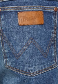Wrangler TEXAS - Calças de ganga de perna direita - dark waters