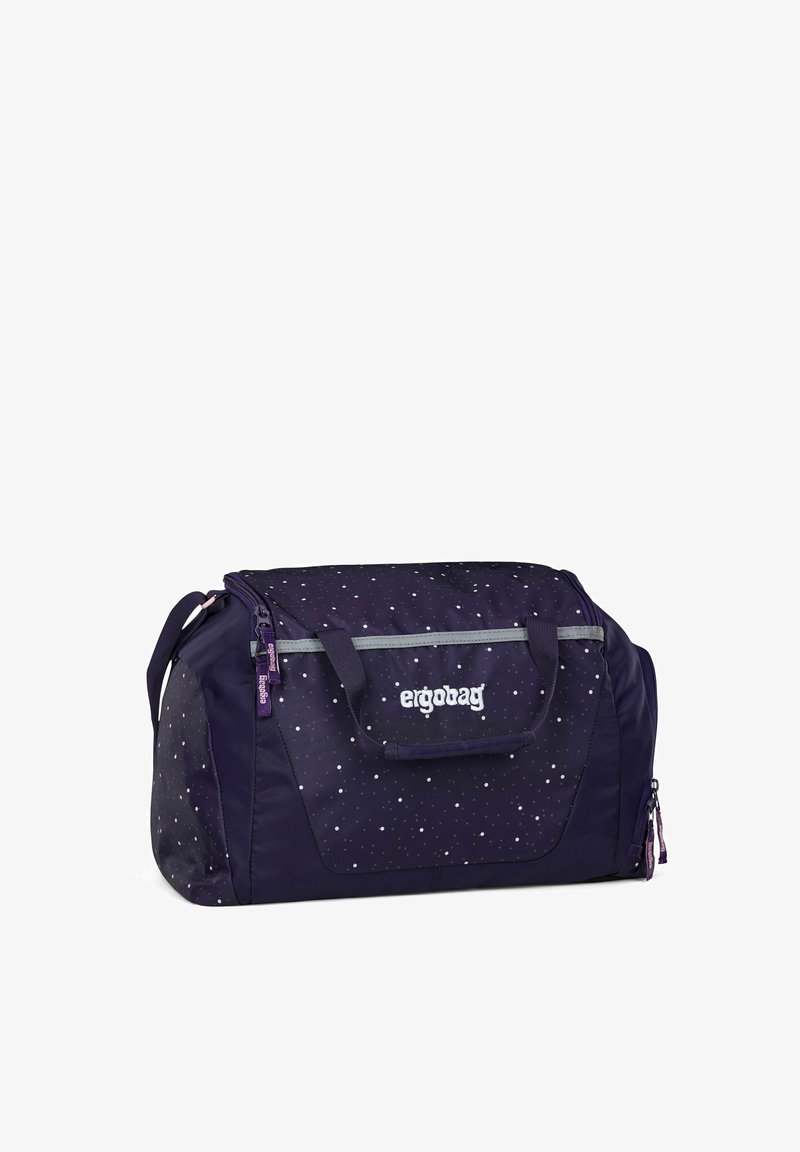 Dunkelviolette Sporttasche mit Sternmuster, grauen Akzenten, zwei Griffen und einem mit Reißverschluss versehenen Hauptfach. Markenzeichen sichtbar.
