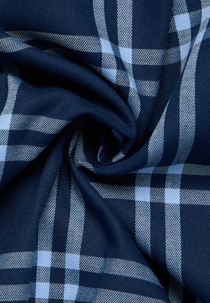 Blauw en lichtblauw geruit stof in het midden gedraaid, met geweven textuur en kruisende ruitpatroon.