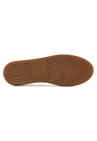 Suela de zapato de goma en marrón con un patrón de agarre texturizado. Tamaño indicado como 42. Forma curvada con un borde suave.
