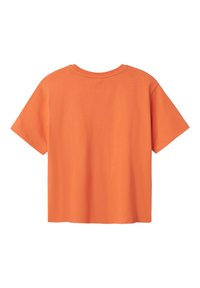 Camiseta de manga corta naranja hecha de suave tejido de algodón. Presenta un cuello redondo y un dobladillo recto con un corte relajado. Diseño minimalista.
