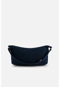 Sac à épaule en tissu bleu foncé avec une forme courbée et allongée. Comprend un compartiment zippé et une sangle réglable. Texture douce.