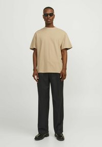 Jack & Jones PREMIUM JPRBLAHARVEY TEE UNISEX - Camiseta básica - travertine