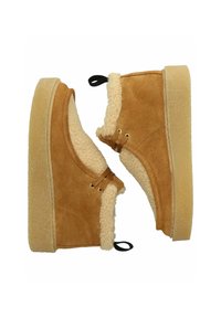 Stivali alla caviglia in suede tan con fodera cremosa e pelosa, punta rotonda e lacci elastici. Suola spessa in gomma texture.