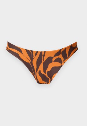 Partea de jos a costumului de baie cu talie joasă, cu un model abstract de dungi de zebră portocaliu și maro închis pe un fundal simplu.