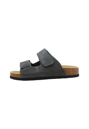 Sandalia gris de ante con puntera abierta, dos tiras ajustables de velcro y plantilla de corcho sobre suela negra de goma.