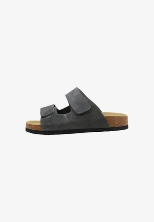 Sandalia gris de ante con puntera abierta, dos tiras ajustables de velcro y plantilla de corcho sobre suela negra de goma.