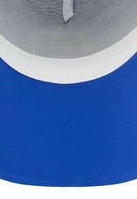 Blauer Hut mit strukturiertem Design, einem soliden Stoffkörper und einem weißen Schirm. Die Unterseite hat eine texturierte Mesh-Innenausstattung.