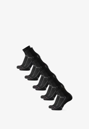 Calcetines negros con puños acanalados y puntera reforzada. Presentan acentos grises y suelas texturizadas. Varios pares dispuestos en fila.
