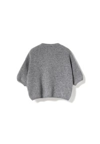 Maglione grigio lavorato a maglia con scollo rotondo e maniche corte, caratterizzato da una texture morbida e una silhouette ampia e corta.