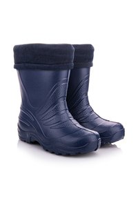 Granatowe gumowe kalosze z fakturowaną powierzchnią, wysokim cholewką z miękkiego materiału oraz solidną podeszwą zapewniającą przyczepność i trwałość.