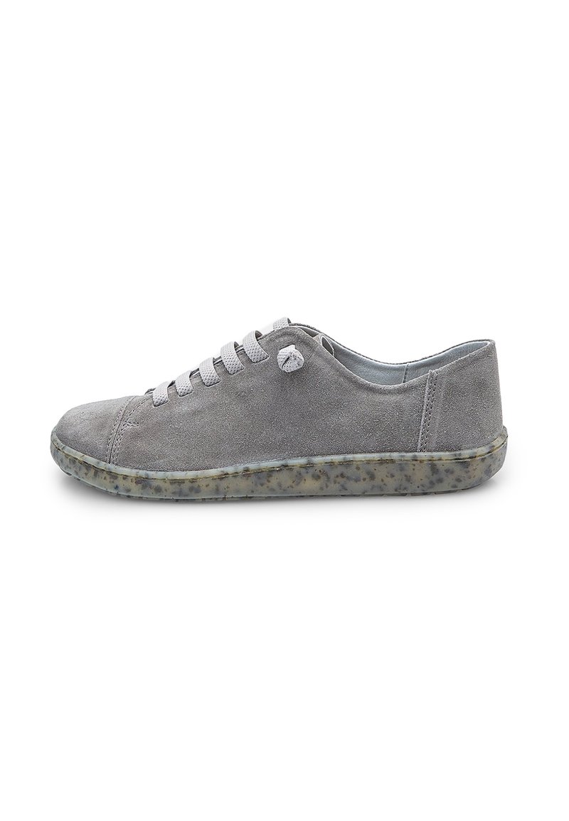 Sneaker gri din suede cu vârf rotund, șireturi plate și o talpă semi-transparentă cu pete. Design simplu, cu detalii minime.