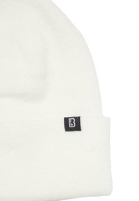 Baltos spalvos megzta kepurė su sulankstytu kraštu. Ant jos yra nedidelė juoda etiketė su balta „B“ logotipu. Lygus audinys, elastingas prigludimas ir paprastas dizainas.